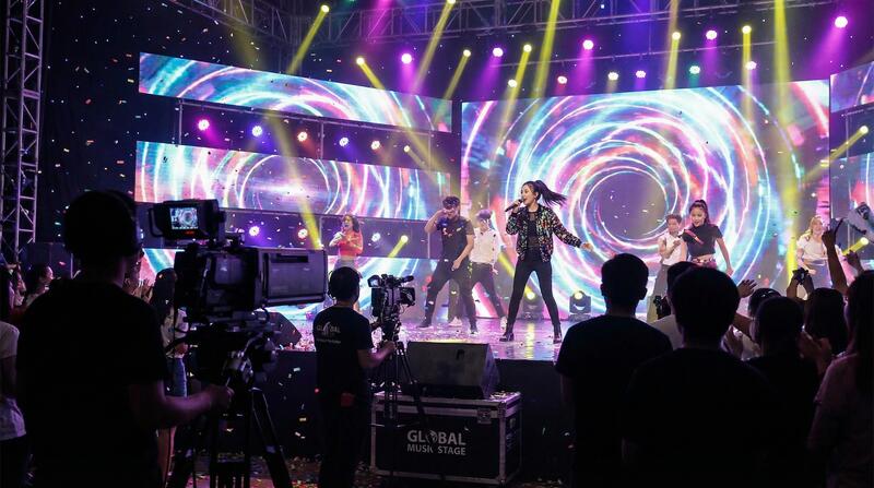 白桃少女MV拍摄视频：舞台灯光下的音乐梦想